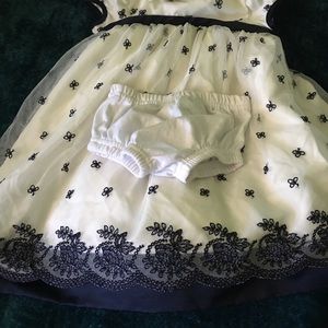 3 pc girls 2 dresses 👗 with one underwear